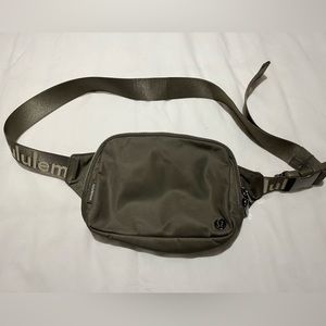 Lululemon 2L belt bag